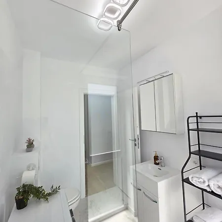 Lety's Cosy Apartment, Free Parking And Wifi *